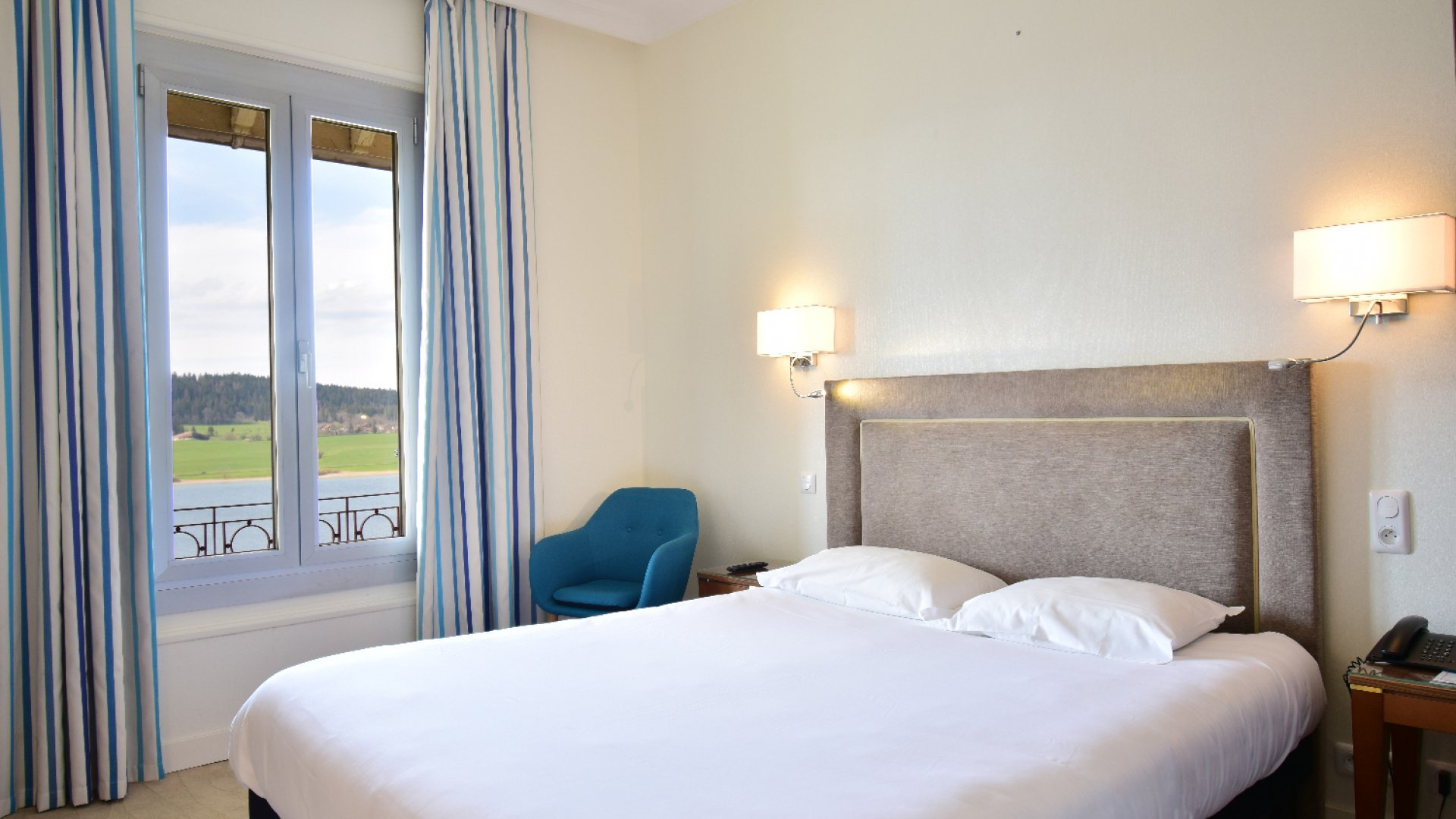 Chambre côté lac hôtel le lac à Malbuisson