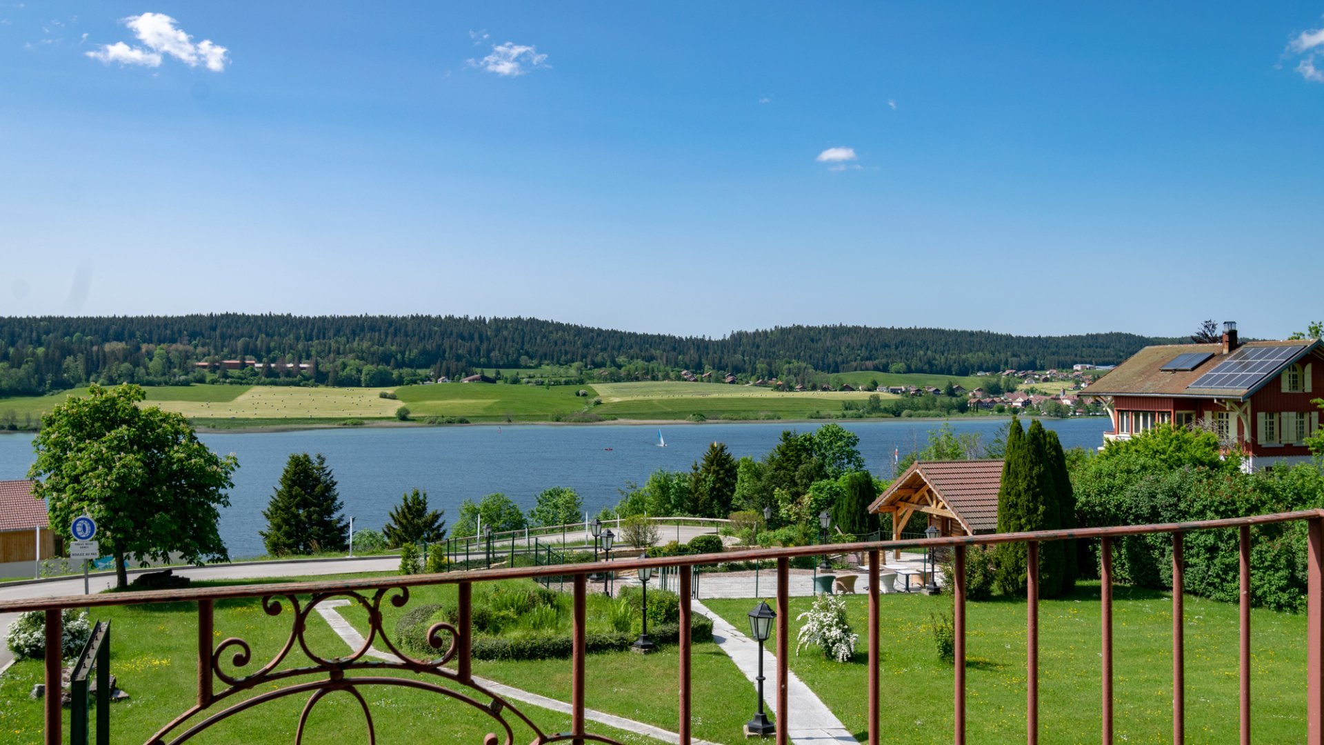 Vue depuis chambre côté lac de l'hôtel le lac à Malbuisson