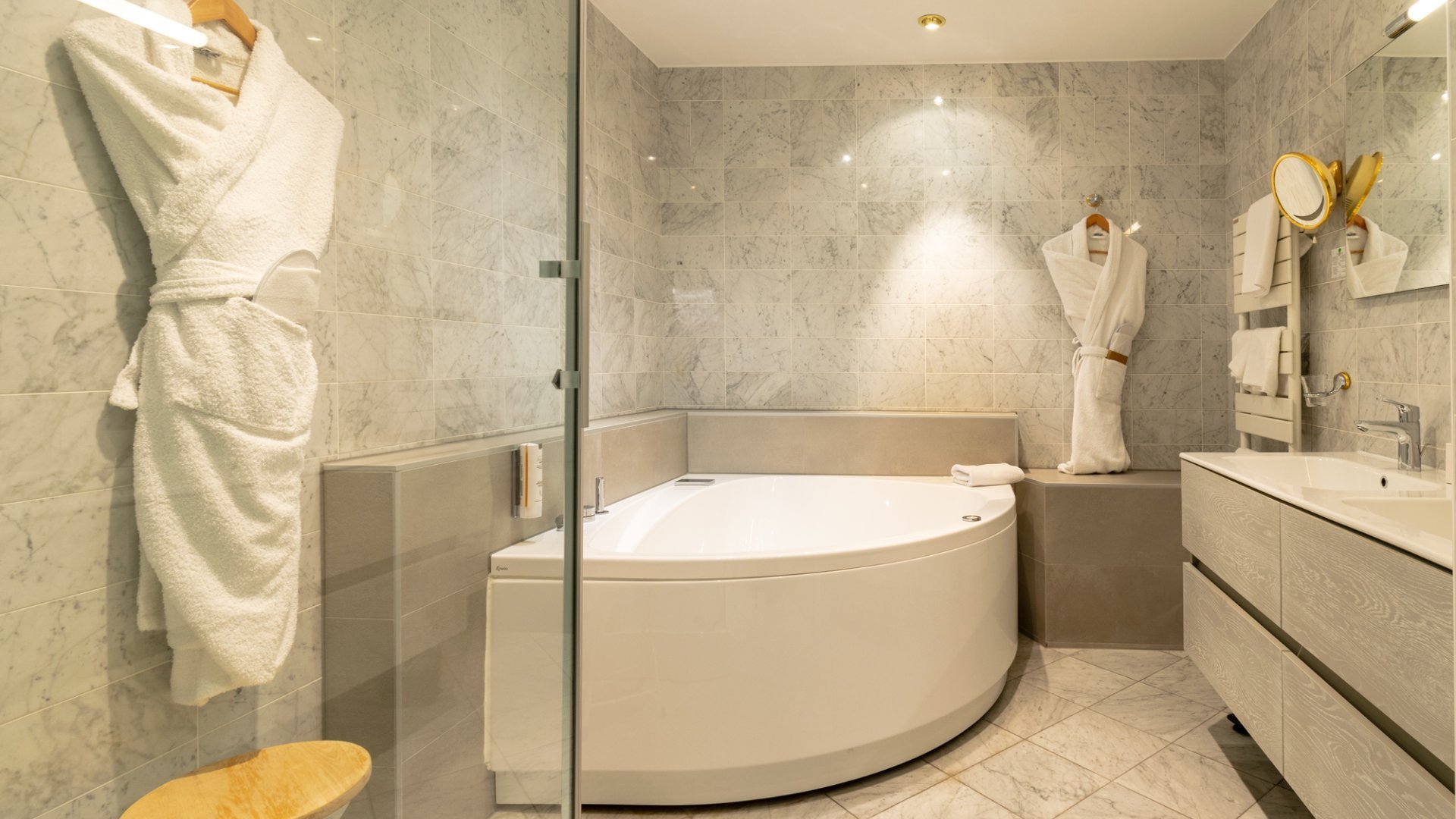 Salle de bain avec baignoire balnéo suite de l'hôtel le lac à Malbuisson