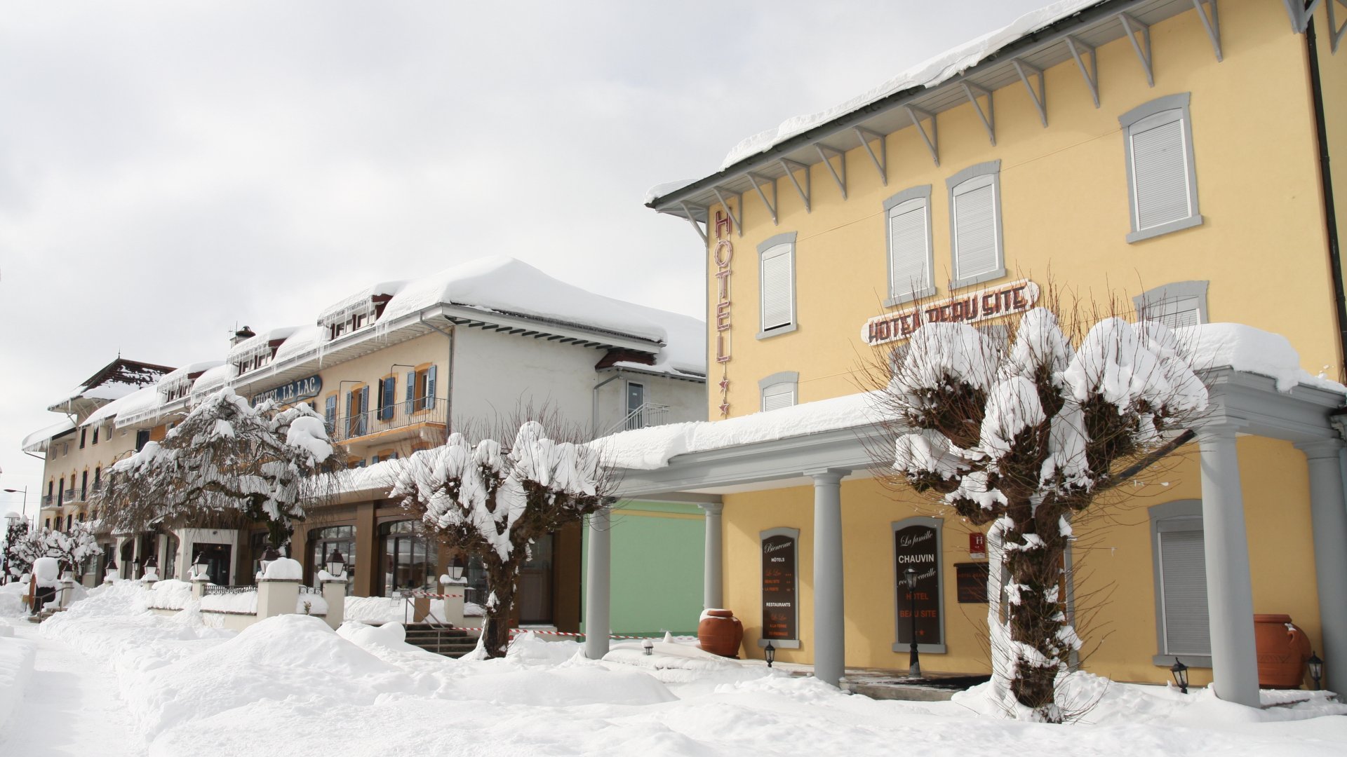 Façade hôtel beau site sous la neige en hiver à malbuisson