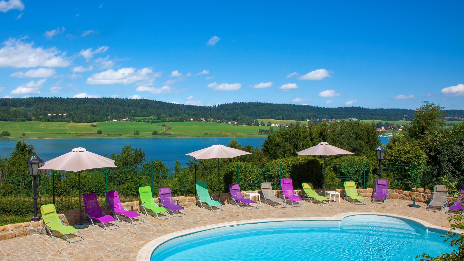 Piscine extérieur chauffée complexe le lac  à Malbuisson