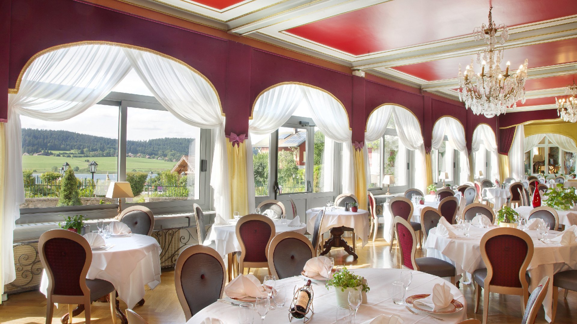 Salle du restaurant le lac à Malbuisson